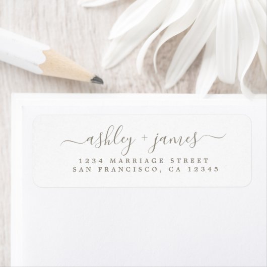 Étiquette Gray Elegant Script Wedding (En situation)