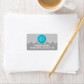Étiquette Gris et Aqua Chevron Motif avec Monogramme moderne (En situation)