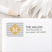 Étiquette Gris et or moderne Chevron personnalisé Monogramme (En situation)
