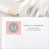Étiquette Gris monogramme et corail rose Chevron (En situation)