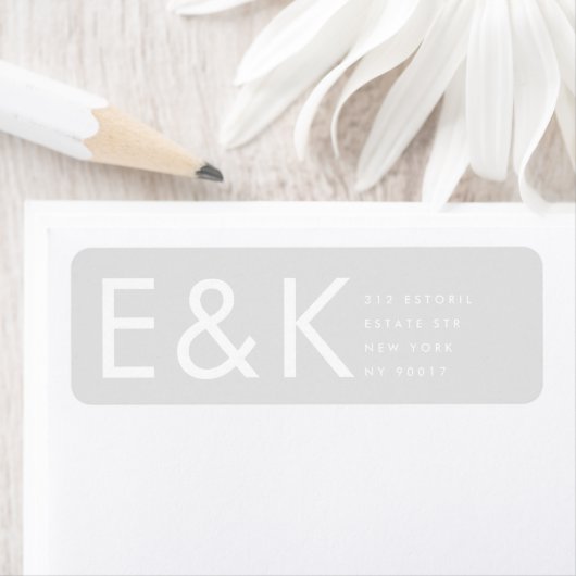 Étiquette Gris Ultra Moderne Gras Gros Monogramme Simple (En situation)
