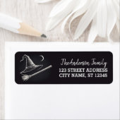 Étiquette Halloween sorcière casquette et balai Lune Adresse (En situation)