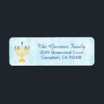 Étiquette Hanoukka Chanukah Menorah<br><div class="desc">Un design simple d'une menorah dorée tenant des bougies bleu foncé et clair. L'arrière - plan est un lavage à l'eau bleu clair. Ceux-ci sont à utiliser pour vos cartes Hanoukka.</div>