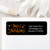 Étiquette Happy Halloween Orange Foil Script moderne tendanc (En situation)