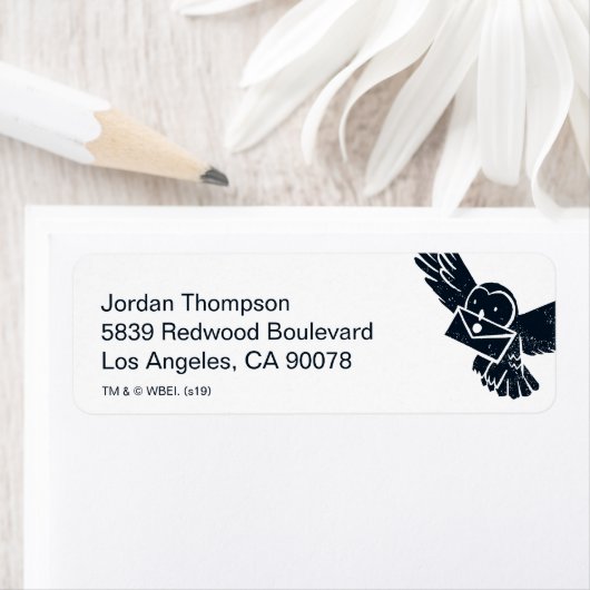 Étiquette HARRY POTTER™ Hedwig livre la lettre de vacances (En situation)