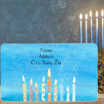 Étiquette Heureux Hanoukka Menorah<br><div class="desc">Célébrez huit jours et huit nuits du Festival des lumières avec des cartes Hanoukka et des cadeaux. La fête des lumières est ici. Allumez la menorah, jouez avec le dreidel et festoyez sur les latkes et les sufganiyots. Célébrez l'esprit d'Hanoukka avec vos amis, votre famille et vos proches en leur...</div>