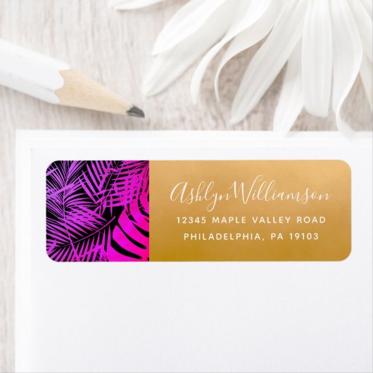 Étiquette Hot pink tropical palm leaf script gold address (En situation)