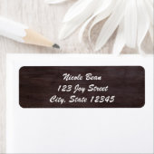 Étiquette Invitation rustique en bois foncé (En situation)