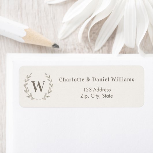 Étiquette Ivory taupe monogram initial wreath return address (En situation)