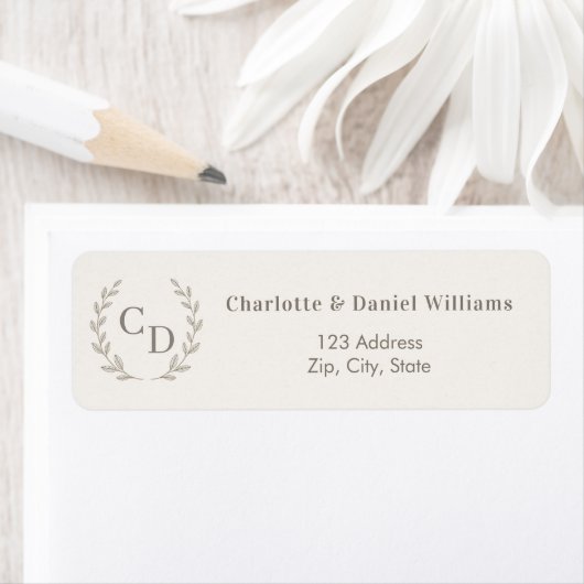 Étiquette Ivory taupe monogrammed wreath return address (En situation)