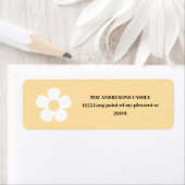 Étiquette Jaune Daisy Joyeux Anniversaire | Fête Florale (En situation)