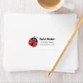 Étiquette Joli Ladybug avec les coeurs comme taches (En situation)