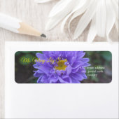 Étiquette jolies fleurs de marguerite violettes (En situation)