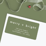 Étiquette Joyeux et lumineux | Green Christmas - Adresse de<br><div class="desc">Étiquette d'adresse de retour simple, élégante et tendance "merry bright" avec typographie minimaliste moderne en blanc sur un riche arrière - plan vert mousse. L'accueil, le nom et l'adresse peuvent être facilement customisés pour une touche personnelle. Un étiquette de noël unique et original qui s'associe à notre gamme complémentaire de...</div>