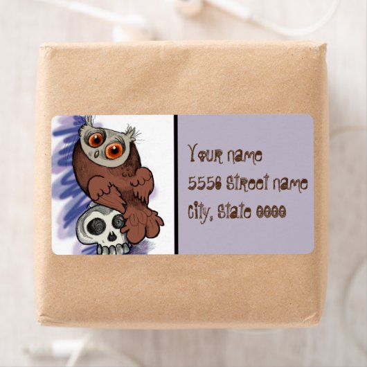 Étiquette Joyeux Halloween ! Crâne de Chouette rousse (En situation)