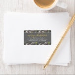 Étiquette Joyeux Noël gris or Elegant Script Adresse<br><div class="desc">Les étiquettes d'adresse de retour "Joyeux Noël" sont décorées d'une aquarelle fleurie de feuilles de verdure et de baies, avec un texte de bienvenue en or élégant et moderne et un texte d'adresse de retour classique qui peut être personnalisé avec votre nom de famille et votre adresse de résidence. Comprend...</div>