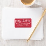 Étiquette Joyeux Noël moderne rouge Adresse de retour<br><div class="desc">Les étiquettes d'adresse de retour des fêtes comportent un script blanc moderne "Joyeux Noël" avec des branches saintes festives et des accents de baies. La couleur arrière - plan rouge poinsettia peut être customisée.</div>