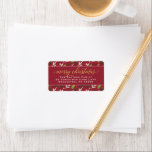 Étiquette Joyeux Noël Rouge or Elegant Script Adresse<br><div class="desc">Les étiquettes d'adresse de retour "Joyeux Noël" sont décorées d'une aquarelle fleurie de feuilles de verdure et de baies, avec un texte de bienvenue en or élégant et moderne et un texte d'adresse de retour classique qui peut être personnalisé avec votre nom de famille et votre adresse de résidence. Comprend...</div>