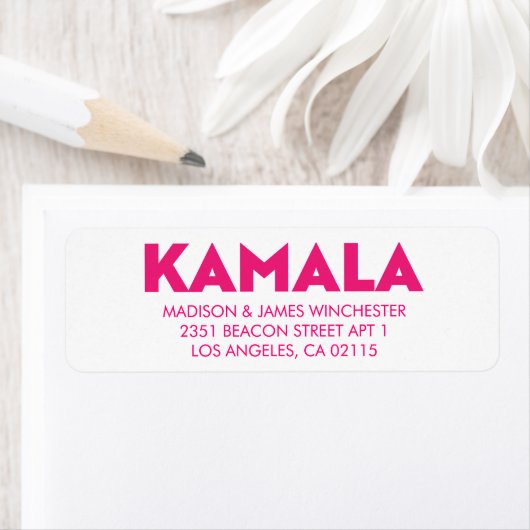 Étiquette Kamala moderne typographie audacieuse rose chaud e (En situation)