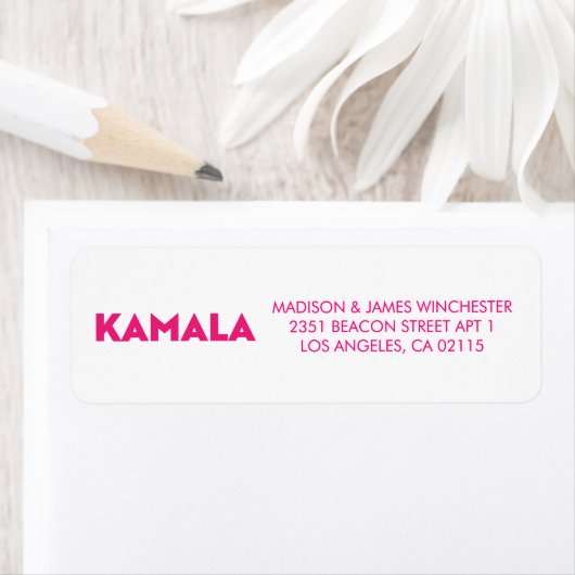 Étiquette Kamala moderne typographie audacieuse rose chaud e (En situation)