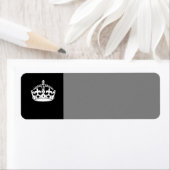 Étiquette Keep Calm Crown on Solid Black (En situation)
