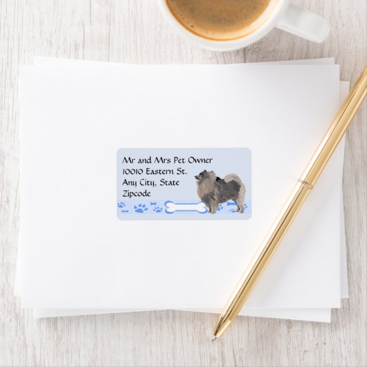 Étiquette Keeshond sur En vichy bleu (En situation)