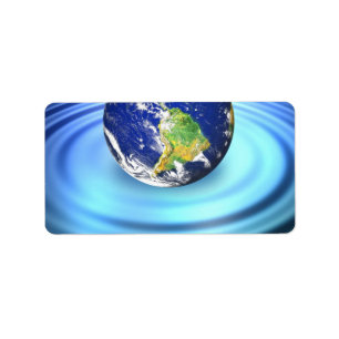 Étiquette la terre 3D flottant sur des ondulations de l'eau