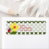 Étiquette Ladybug sur la mousse foncée Pois verts (En situation)