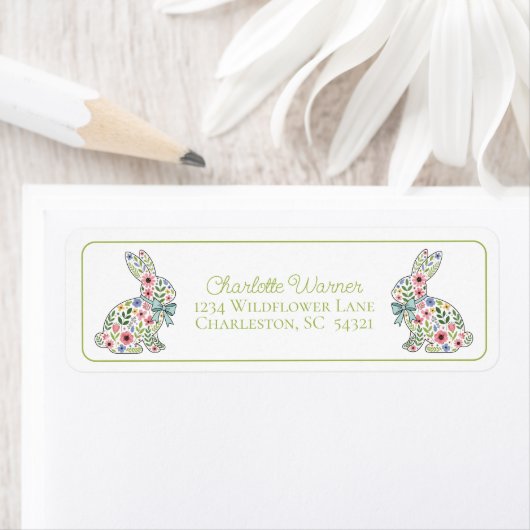 Étiquette Lapin de Pâques aux fleurs sauvages roses et bleue (En situation)
