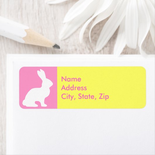 Étiquette Lapin de Pâques rose jaune personnalisé (En situation)