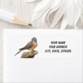 Étiquette Le faucon pèlerin américain perché sur le bûcher (En situation)