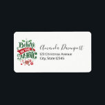 Étiquette Le Typographe du Magic Christmas<br><div class="desc">Étiquettes de adresse avec une illustration cool. Texte dit Croire à la magie en lettres fantaisistes. Décoré de boules de noël.</div>