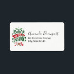 Étiquette Le Typographe du Magic Christmas<br><div class="desc">Étiquettes de adresse avec une illustration cool. Texte dit Croire à la magie en lettres fantaisistes. Décoré de boules de noël.</div>