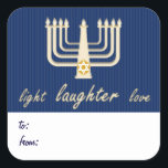 Étiquette légère de cadeau de Hanoukka d'amour de<br><div class="desc">Les rayures bleues et un menorah d'or forment l'arrière - plan de cette étiquette de cadeau, avec le message de fête "lumière de rire d'amour" en manuscrit moderne d'or. Customisez vos propres "" et "" du message sur le fond. Là assortissent Hanoukka/des cartes et enveloppes de Chanukkah disponibles dans mon...</div>