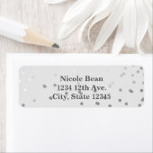 Étiquette Les confettis brillants gris-clair et argentés (En situation)