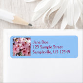 Étiquette Les fleurs roses sur l'arbre à fleurs ornemental (En situation)