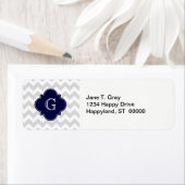 Étiquette Light Gray White Chevron Navy Quatrefoil Monogram (En situation)