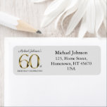 Étiquette Light Grey 60th Birthday Gold Texte Adresse de ret<br><div class="desc">Light Grey 60th Birthday Gold Text Return Adresse label. Conception simple mais classe de thème d'anniversaire avec l'année de naissance jalon dans l'effet de texte en or solide! Design élégant pour tout genre, homme ou femme. C'est certainement une façon solide de célébrer votre anniversaire ! Consultez la collection pour coordonner...</div>
