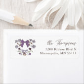 Étiquette Lilac Bows rustiques et fleurs (En situation)