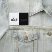 Étiquette magnétique du nom de l'employé avec logo (En situation)