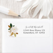 Étiquette Magnolia White Floral Adresse de retour Label 2 (En situation)
