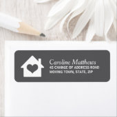 Étiquette Maison avec coeur sur arrière - plan gris foncé (En situation)