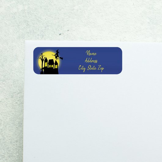 Étiquette Maison hantée et sorcière volante avec le clair de