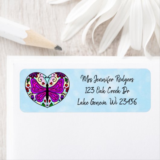Étiquette Mandala cœur violet avec papillon (En situation)
