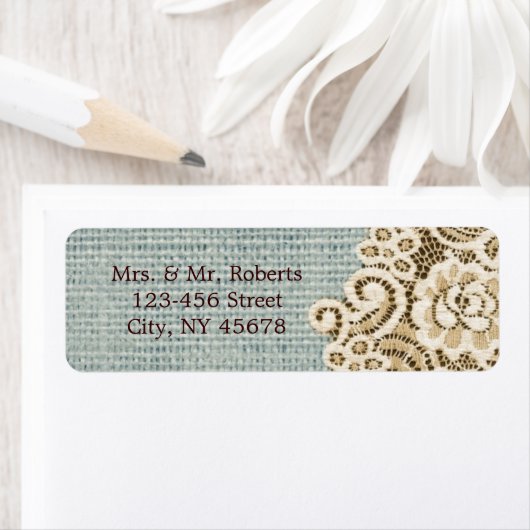 Étiquette mariage campagnard en dentelle beige bleu rustique (En situation)