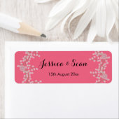 Étiquette Mariage chic fleurs roses et perles (En situation)