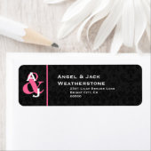 Étiquette Mariage damassé noir et rose Monogram Ver 007 (En situation)