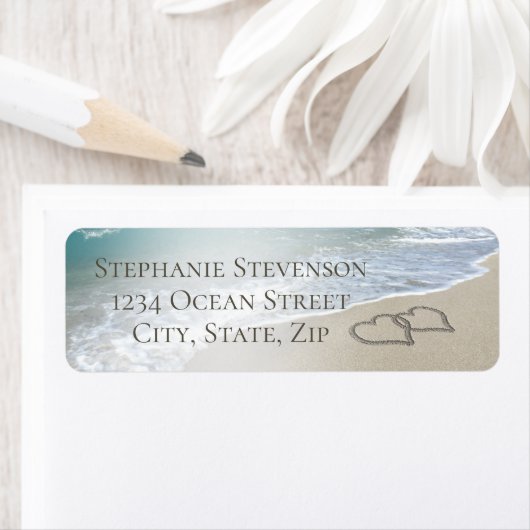 Étiquette Mariage de plage Coeurs Monogrammes dans le sable (En situation)