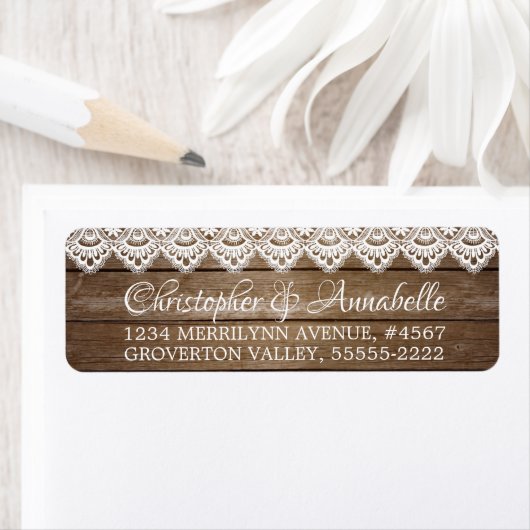 Étiquette Mariage de script rustique en bois et dentelle (En situation)