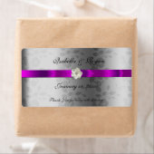 Étiquette mariage d'eau du vin Ruban et Fleurs vio (En situation)